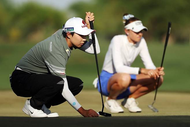 김효주(왼쪽)가 28일(현지 시간) LPGA 투어 포드 챔피언십 3라운드에서 넬리 코르다와 같은 조 경기를 벌이며 퍼트를 준비하고 있다. AFP연합뉴스