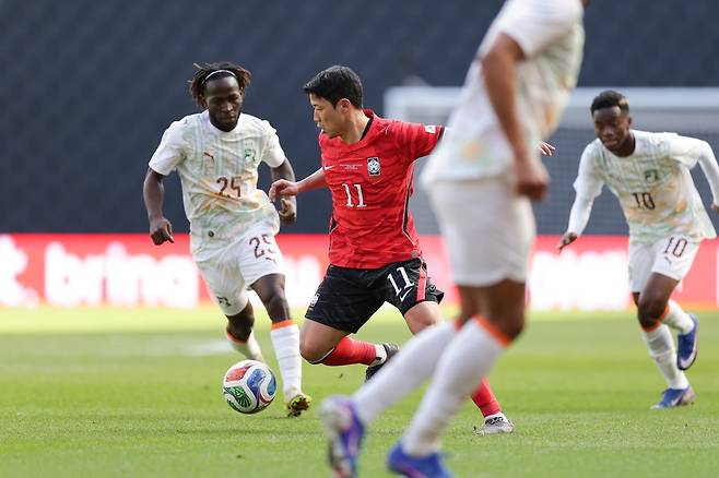 축구대표팀 황희찬(11번)이 29일(한국시간) 영국 밀턴킨스의 스타디움 MK에서 끝난 코트디부아르와 평가전서 상대 미드필더 파르페 기아공을 따돌리며 전진하고 있다. 사진제공|대한축구협회