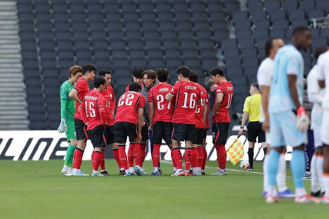 축구국가대표팀 선수들이 29일(한국시간) 스타디움 MK서 끝난 코트디부아르전 전반 22분경 하이드레이션 브레이크 도중 물을 마시고 있다. 사진제공|대한축구협회