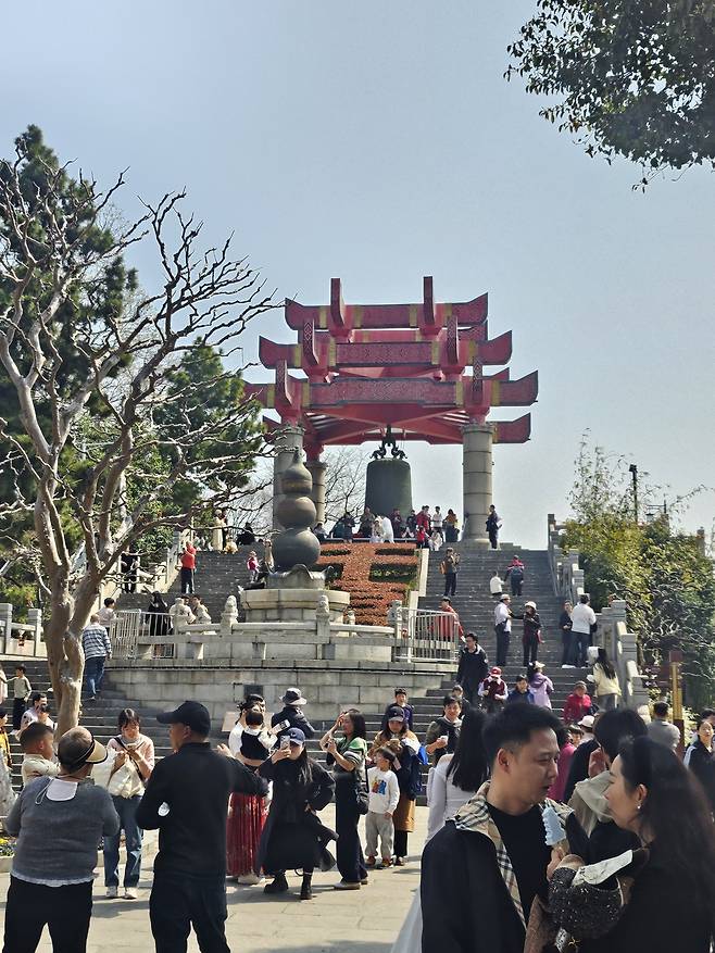 황학루 앞의 대종. 돈만 내면 누구나 종을 칠 수 있다. 사진|강석봉 기자