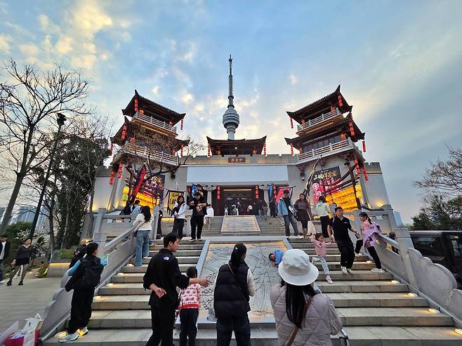 구이산에서는 삼국지 이야기를 다룬 지음전 공연이 이어지고 있다. 사진|강석봉 기자