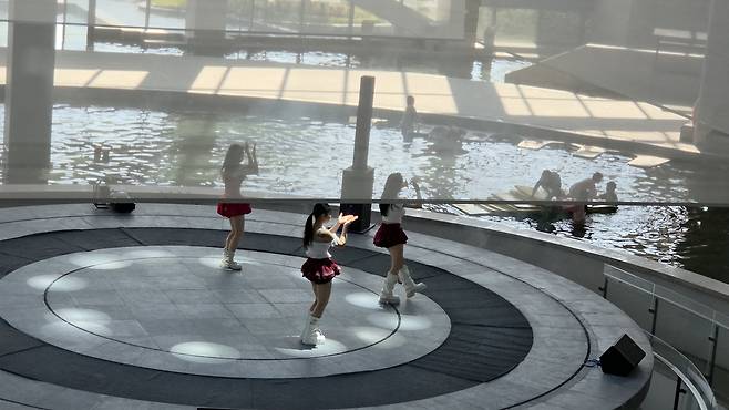 셴닝 이탕온천지구, 시간대별로 가수 공연도 펼쳐진다. 사진|강석봉 기자