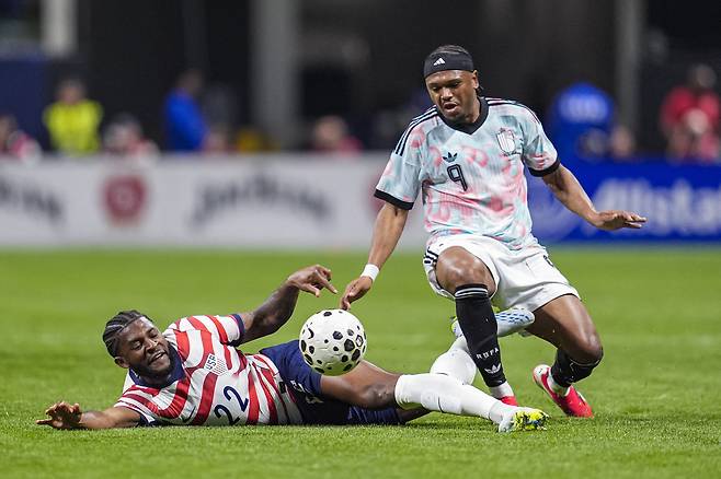 미국의 마크 맥켄지(왼쪽)와 벨기에의 로이스 오펜다가 29일 미국 조지아주 애틀랜타 메르세데스-벤츠 스타디움에서 열린 평가전에서 볼 경합을 벌이고 있다. Dale Zanine-Imagn Images