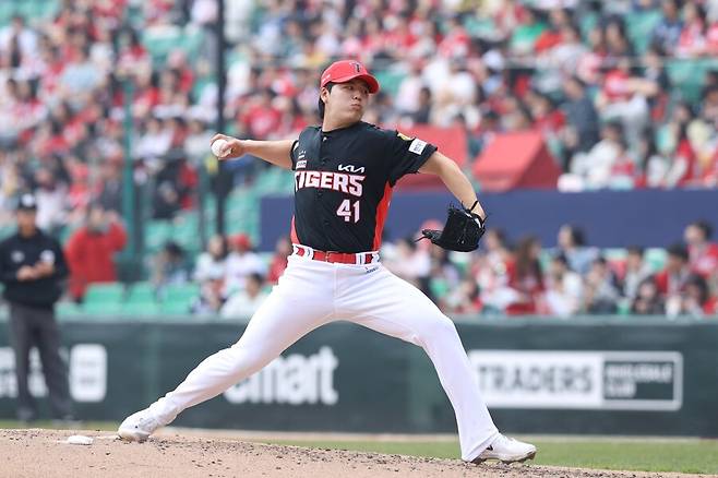 ▲ 3회 이의리를 구원 등판했으나 오히려 3회에만 5점을 내주며 고전한 황동하 ⓒKIA타이거즈