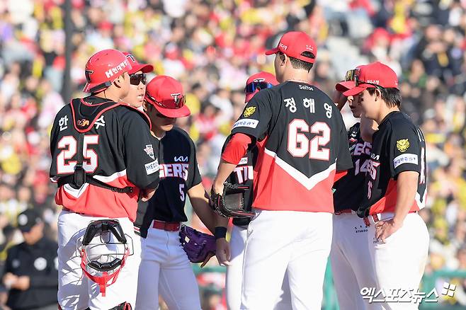 28일 오후 인천SSG랜더스필드에서 열린 '2026 신한 SOL Bank KBO리그' KIA 타이거즈와 SSG 랜더스의 경기, SSG가 홈개막전 7:6 역전 승리를 거뒀다. 9회말 KIA 이범호 감독이 마운드에 올라 정해영을 격려하고 있다. 인천, 고아라 기자