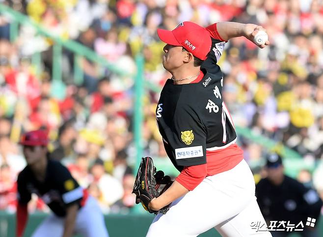 28일 오후 인천SSG랜더스필드에서 열린 '2026 신한 SOL Bank KBO리그' KIA 타이거즈와 SSG 랜더스의 경기, SSG가 홈개막전 7:6 역전 승리를 거뒀다. 9회말 KIA 정해영이 공을 힘차게 던지고 있다. 인천, 고아라 기자