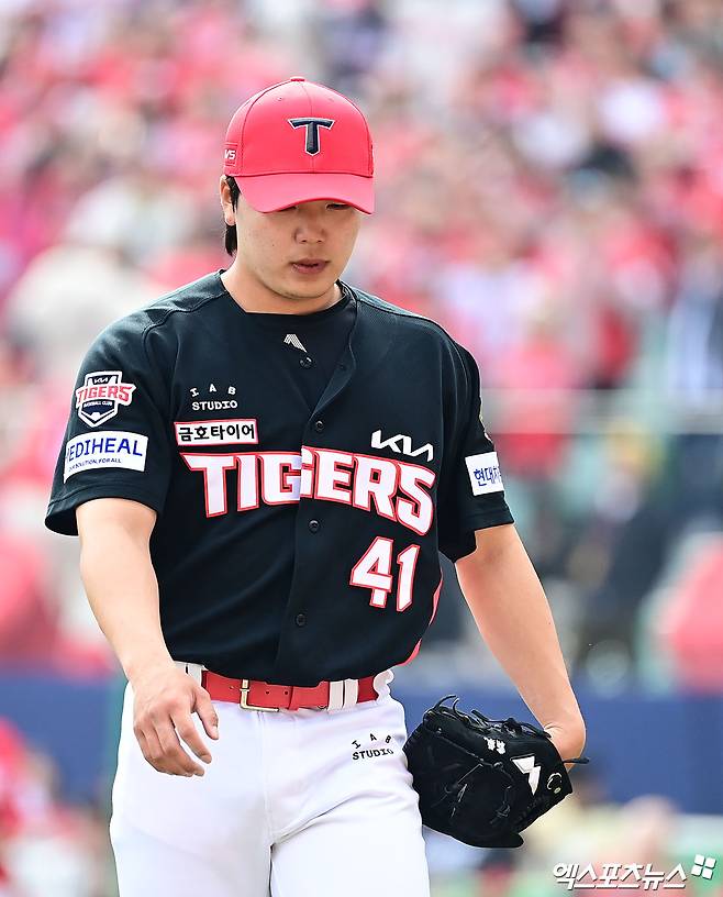29일 오후 인천SSG랜더스필드에서 열린 '2026 신한 SOL Bank KBO리그' KIA 타이거즈와 SSG 랜더스의 경기, 4회말 1사 1루 KIA 투수 황동하가 강판되어 마운드를 내려가고 있다. 인천, 박지영 기자