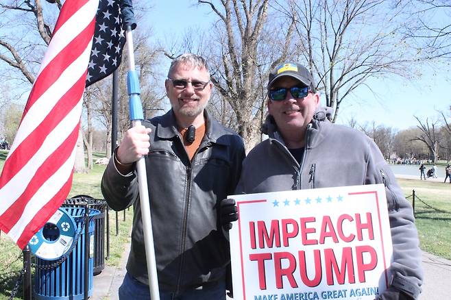 반트럼프 시위에 참가한 에드와 케빈(오른쪽) (워싱턴=연합뉴스) 백나리 특파원 = 28일(현지시간) 미 워싱턴DC 내셔널몰에서 반트럼프 시위에 참가한 미국인들이 인터뷰하고 있다. 2026.3.28.