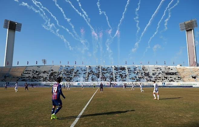 수원FC 위민의 홈구장인 수원종합운동장서 K리그2 2026 시즌 개막전이 열리고 있다.사진=한국프로축구연맹