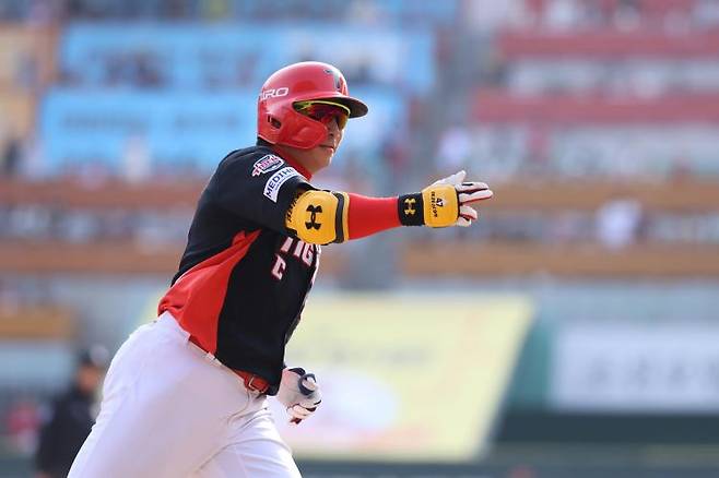 KIA 주장 나성범이 지난 29일 인천 SSG랜더스필드에서 열린 SSG 랜더스와의 원정 경기에서 7회 우측 담장을 넘기는 투런포를 터뜨린 후 베이스를 돌고 있다. /사진=KIA 타이거즈 제공