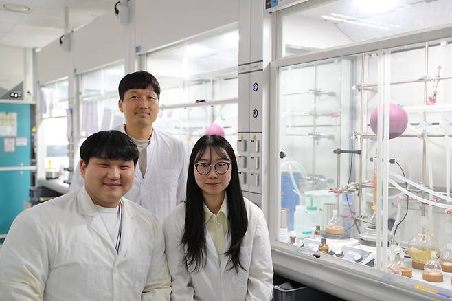 DGIST 화학물리학과 서성원 교수(위), 남현택 박사과정생(좌), 장세지 박사과정생(우)./DGIST 제공