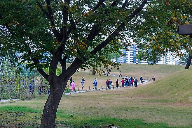 한성백제왕도길 몽촌토성 구간. _한국관광공사 제공
