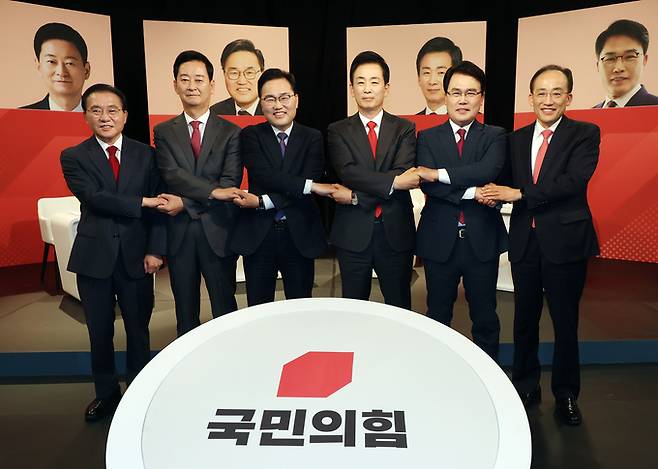 ▲ 30일 오후 대구 TBC에서 열린 국민의힘 대구시장 후보 1차 비전 토론회에서 윤재옥·최은석·홍석준·유영하·이재만·추경호 후보(왼쪽부터)가 포즈를 취하고 있다.연합