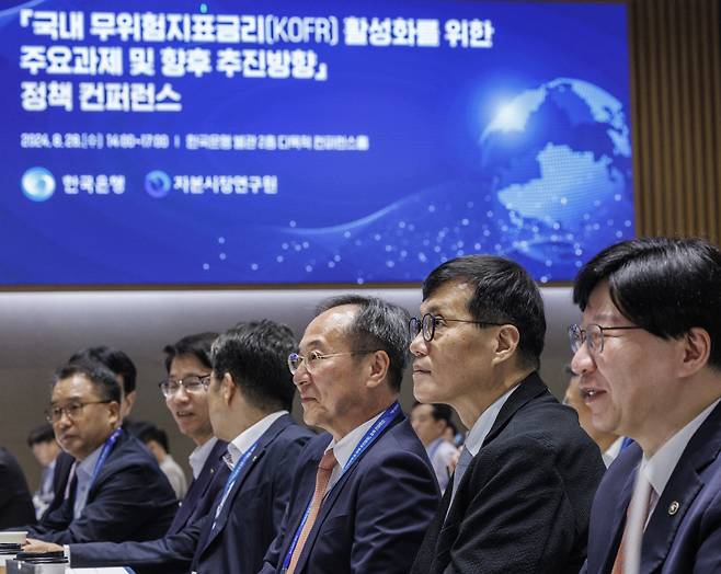 <YONHAP PHOTO-3028> 국내 무위험 지표금리 정책 컨퍼런스 (서울=연합뉴스) 황광모 기자 = 이창용 한국은행 총재(오른쪽 두 번째)과 김소영 금융위원회 부위원장(오른쪽)이 28일 오후 서울 중구 한국은행에서 열린 국내 무위험지표금리(KOFR) 활성화를 위한 주요 과제 및 향후 추진 방향 정책 콘퍼런스에 참석해 안내를 듣고 있다. 2024.8.28 hkmpooh@yna.co.kr/2024-08-28 14:58:01/<저작권자 ⓒ 1980-2024 ㈜연합뉴스. 무단 전재 재배포 금지, AI 학습 및 활용 금지>