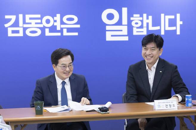 김동연 더불어민주당 경기도지사 예비후보가 30일 경기도사회복지연대와 간담회에서 환담을 나누고 있다.(사진=김동연 캠프)