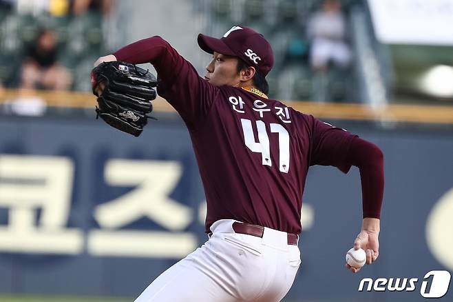 2일 서울 송파구 잠실야구장에서 열린 프로야구 '2023 신한 SOL KBO리그' 키움 히어로즈와 LG 트윈스의 경기, 1회말 키움 선발 안우진이 역투하고 있다. 2023.8.2 ⓒ 뉴스1 유승관 기자