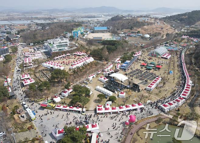 충남 논산 딸기축제가 개막한 지난 26일 논산시민가족공원 행사장이 관광객들로 붐비고 있다. 2026.3.26 ⓒ 뉴스1 김기태 기자