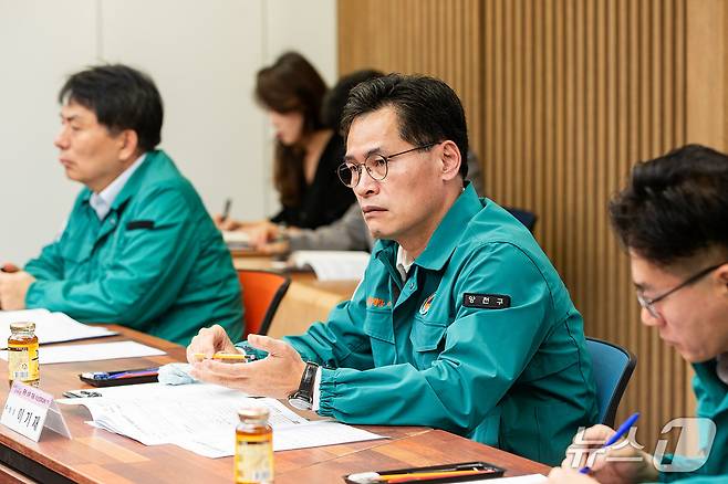 이달 30일 열린 '중동상황관련 비상경제대책회의'에서 추진 상황을 경청하고 있는 이기재 양천구청장(가운데)의 모습.(양천구 제공)