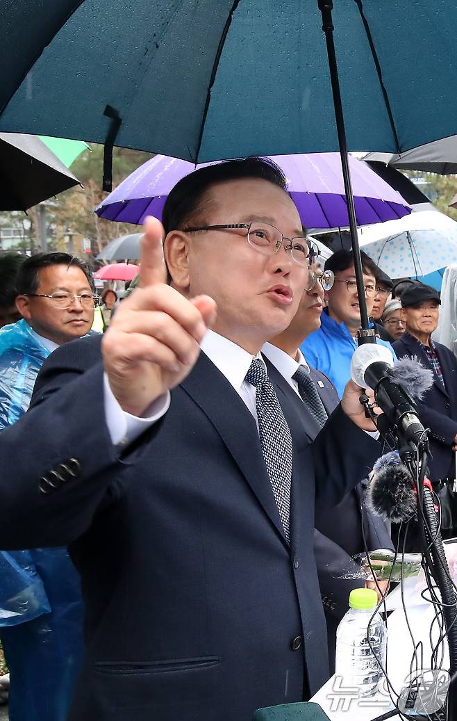 김부겸 전 국무총리가 30일 오후 대구 중구 2·28기념중앙공원에서 6·3지방선거 대구시장 출마를 선언하고 있다. 2026.3.30 ⓒ 뉴스1 공정식 기자