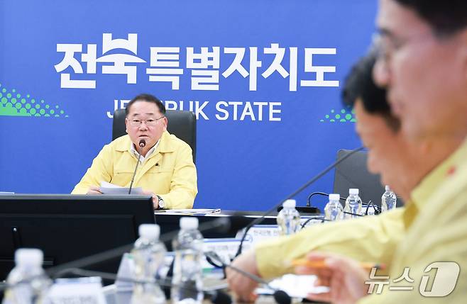 전북도·시군·관계기관 합동 비상경제대응TF(3차) 회의 주재하는 김종훈 전북도 경제부지사.(전북도 제공. 재판매 및 DB금지)/뉴스1