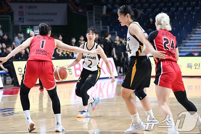 30일 부산 사직체육관에서 열린 2025-2026 여자프로농구(WKBL) 부산 BNK 썸과 청주 KB 스타즈의경기, KB 허예은이 드리블하고 있다. (WKBL 제공. 재판매 및 DB금지) 2026.3.30 ⓒ 뉴스1