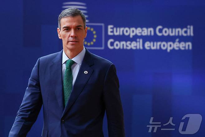 페드로 산체스 스페인 총리가 26일(현지시간) 벨기에 브뤼셀에서 열리는 유럽연합(EU) 정상회의에 참석하고 있다. 2025.6.26 ⓒ 로이터=뉴스1