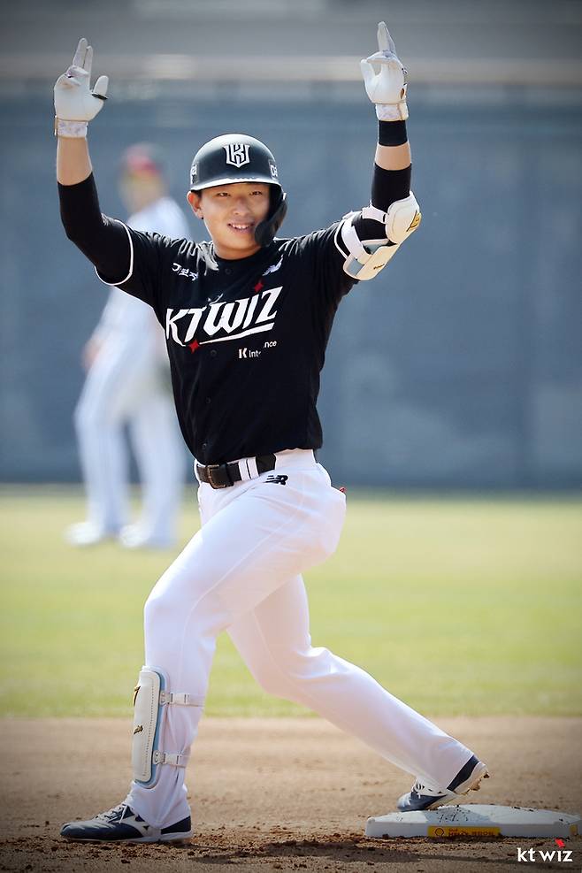 KT 이강민이 28일 서울 잠실구장에서 열린 2026 KBO리그 정규시즌 LG와 개막전에서 안타를 치고 세리머니를 하고 있다. 사진 | KT 위즈