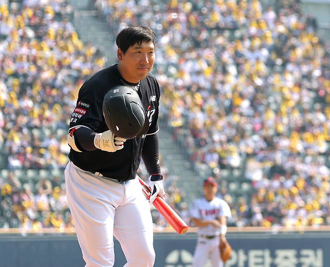 정규시즌 개막일인 28일 잠실구장에서 열린 KT와 LG의 경기. 1회초 KT 2번 타자로 출전한 김현수가 전 소속팀인 LG 응원석을 향해 인사를 하고 있다. 사진 | 잠실=연합뉴스