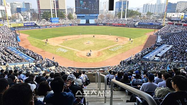 NC와 두산의 2026시즌 KBO리그 개막전이 열린 28일 창원 NC파크가 만원 관중으로 가득 차 있다. 사진 | 마산=장강훈 기자 zzang@sportsseoul.com