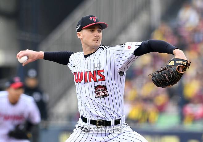 LG 톨허스트가 26일 잠실구장에서 열린 2025 KBO리그 한화와 한국시리즈 1차전에 선발 등판해 힘차게 공을 던지고 있다. 잠실 | 박진업 기자 upandup@sportsseoul.com