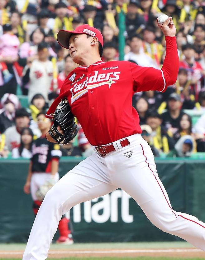 SSG 김건우가 29일 인천SSG랜더스필드에서 열린 2026 KBO리그 정규시즌 KIA와 2차전에서 힘차게 공을 던지고 있다. 사진 | SSG 랜더스