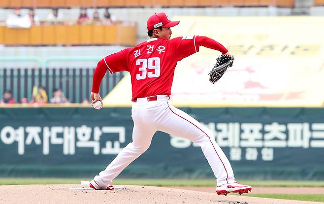 SSG 김건우가 29일 인천SSG랜더스필드에서 열린 2026 KBO리그 정규시즌 KIA와 2차전에서 역투하고 있다. 사진 | SSG 랜더스