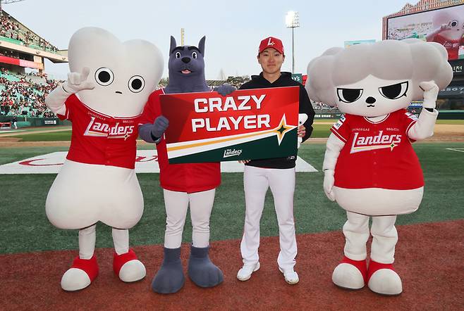 SSG 김건우가 29일 인천SSG랜더스필드에서 열린 2026 KBO리그 정규시즌 KIA와 2차전에서 수훈 선수로 선정된 뒤 기념촬영을 하고 있다. 사진 | SSG 랜더스