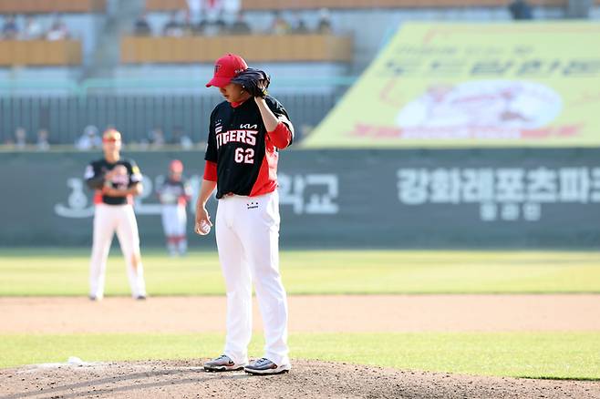 KIA 마무리 정해영이 28일 인천SSG랜더스필드에서 열린 2026 KBO리그 SSG와 개막전에서 9회말 올라와 피치컴 사인을 체크하고 있다. 사진 | KIA 타이거즈