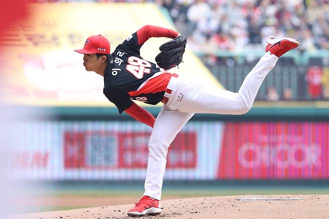 KIA 이의리가 29일 인천SSG랜더스필드에서 열린 2026 KBO리그 정규시즌 SSG와 2차전에서 힘차게 공을 던지고 있다. 사진 | KIA 타이거즈