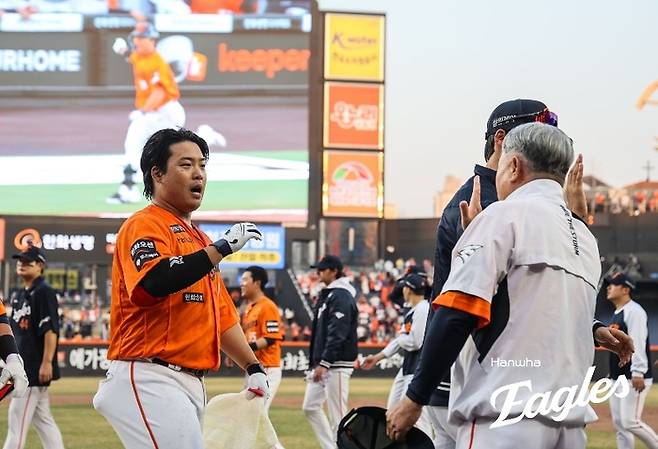 강백호가 김경문 감독과 하이파이브를 하고 있다. 사진 | 한화 이글스