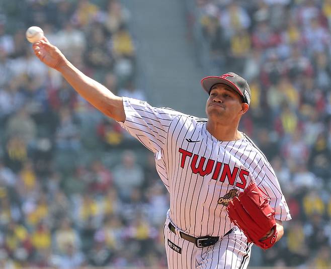 LG 치리노스가 28일 서울 잠실구장에서 열린 2026 KBO리그 정규시즌 KT전에 선발 등판해 역투하고 있다. 사진 | 잠실=연합뉴스