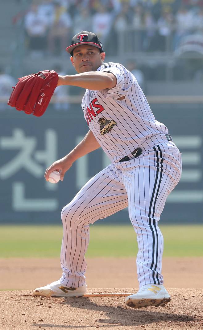 LG 치리노스가 28일 서울 잠실구장에서 열린 2026 KBO리그 정규시즌 KT전에 선발 등판해 역투하고 있다. 사진 | 잠실=연합뉴스