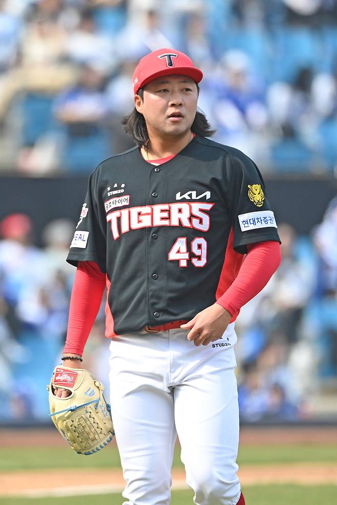 KIA 김범수가 24일 대구삼성라이온즈파크에서 열린 2026 KBO리그 시범경기 삼성전에서 투구하고 있다. 사진 | KIA 타이거즈