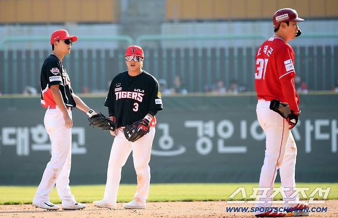 28일 인천 SSG랜더스필드에서 열린 SSG와 KIA의 경기. KIA 박민, 김선빈이 비디오 판독을 기다리고 있다. 인천=박재만 기자 pjm@sportschosun.com/2026.03.28/