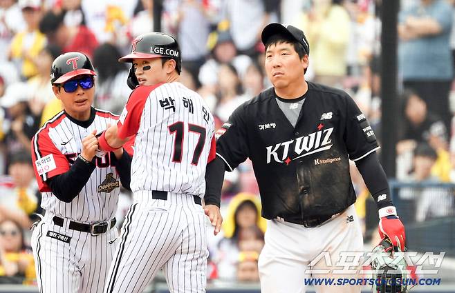 29일 잠실구장에서 열린 LG와 KT의 경기. LG 박해민과 KT 김현수가 1루에서 마주치고 있다. 잠실=박재만 기자 pjm@sportschosun.com