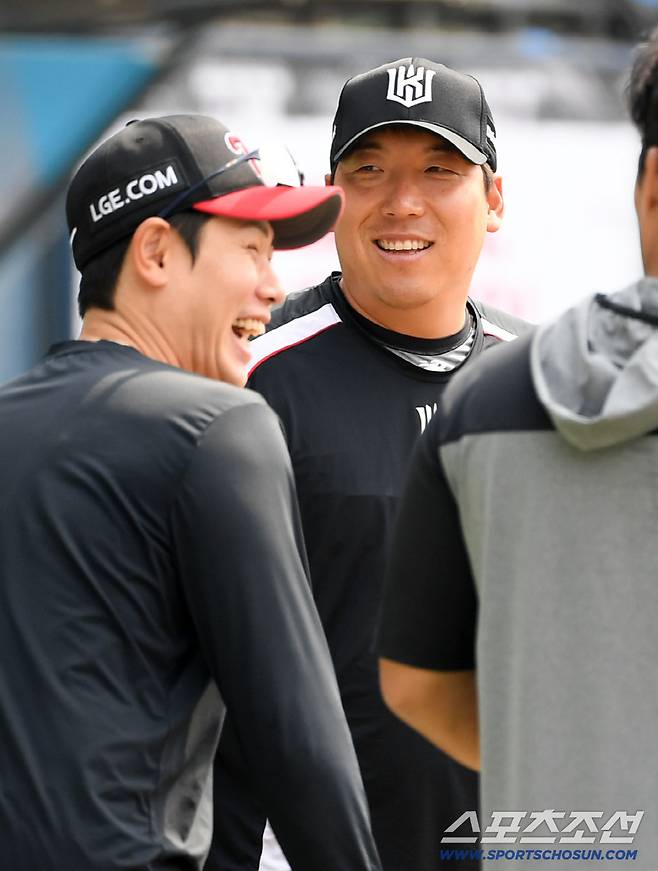 훈련하다 달려온 홍창기가 김현수 농담에 활짝 웃고 있다.