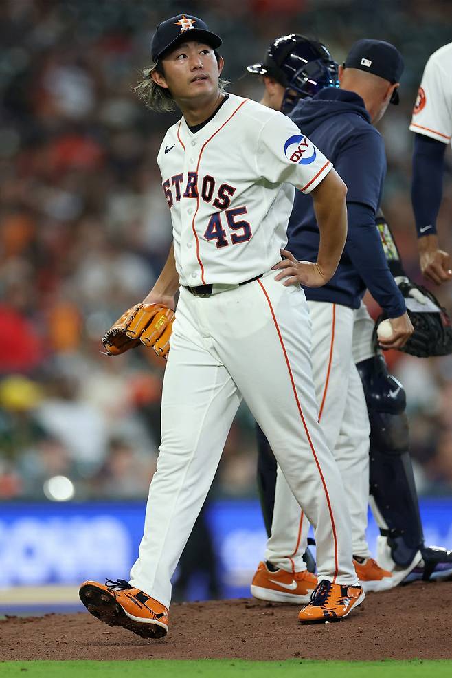 HOUSTON, TEXAS - MARCH 29: Tatsuya Imai #45 of the Houston Astros leaves the game in the third inning of his MLB debut against the Los Angeles Angels at Daikin Park on March 29, 2026 in Houston, Texas. Tim Warner/Getty Images/AFP (Photo by Tim Warner / GETTY IMAGES NORTH AMERICA / Getty Images via AFP)
<저작권자(c) 연합뉴스, 무단 전재-재배포, AI 학습 및 활용 금지>