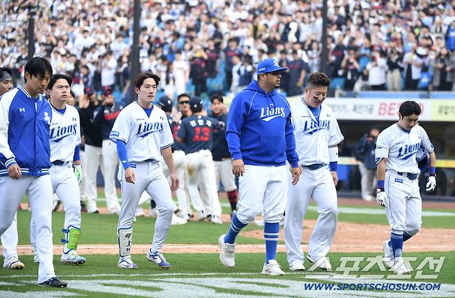 28일 대구 삼성라이온즈파크에서 열리는 삼성과 롯데의 개막전 경기. 롯데가 삼성에 6대 3으로 승리했다. 경기 종료 후 그라운드를 나서는 삼성 선수들. 대구=송정헌 기자songs@sportschosun.com/2026.03.28/