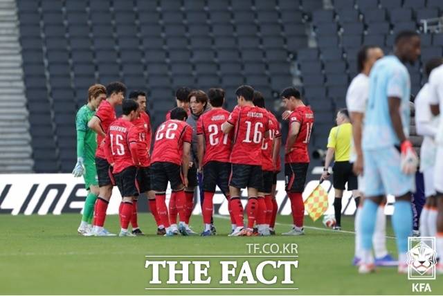 새해 첫 A매치이자 한국축구 1000번째 A매치에서 홍명보 감독이 하이드레이션 브레이크에 선수들에게 작전을 지시하고 있다./밀턴킨스=KFA