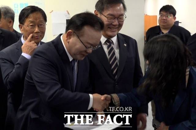 김부겸 전 국무총리가 30일 오전 서울 여의도 국회 소통관에서 대구시장 출마선언을 한 후 취재를 위해 모여있는 기자들과 인사를 나누고 있다. /국회=김기범 기자