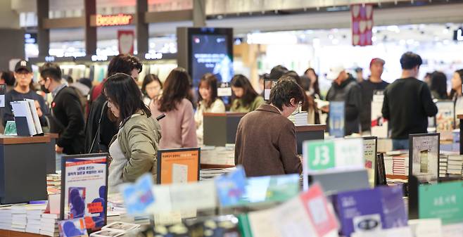 29일 오후 서울 종로구 교보문고 광화문점에서 시민들이 책을 읽고 있다. /박성원 기자