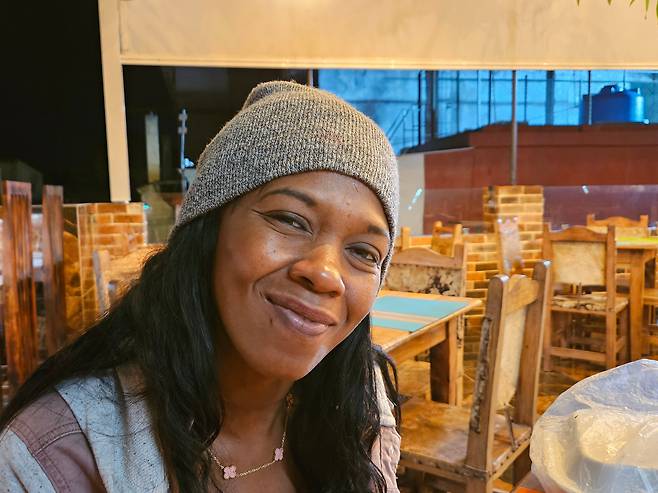 살사 강사 클라우디아씨는 "우유가 비싸서 아이를 먹이지 못하고 있다"고 말했다. /박국희 특파원