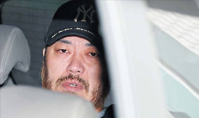 지난 27일 경기 의정부지법에서 영장실질심사를 마치고 나온 ‘마약왕’ 박왕열. 호송차에 탄 모습이다. /뉴스1