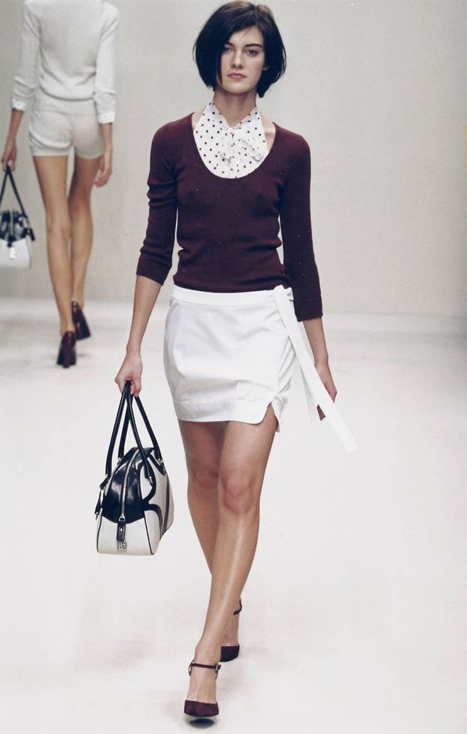 2000년 봄, 여름 컬렉션 런웨이에 선보여진 프라다 볼링백.